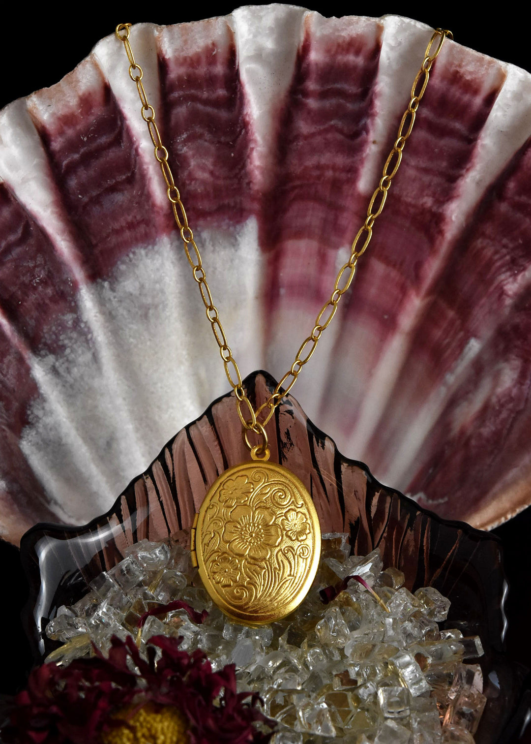 Oval Locket w/ Wild Rose Pattern - Goldmakers Fine Jewelry