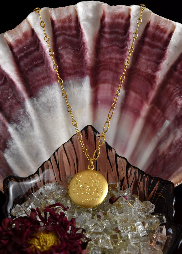 Round Locket w/ Etched Flowers - Goldmakers Fine Jewelry