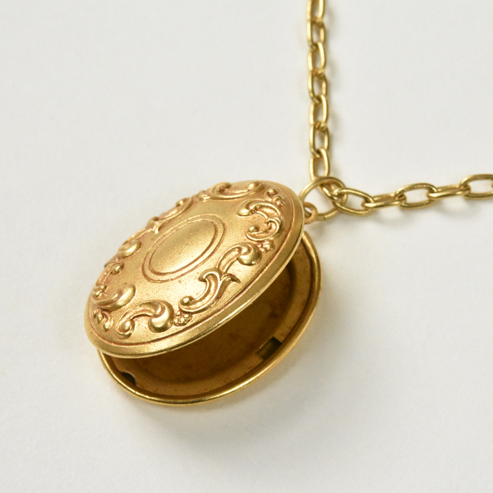 Medium Golden Oval Locket Necklace - Goldmakers Fine Jewelry