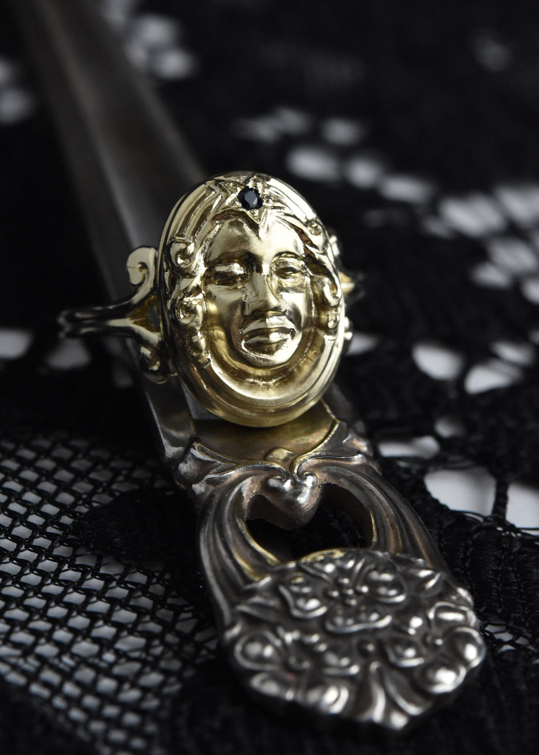 Magic Mirror Ring in Gold with Blue Sapphire