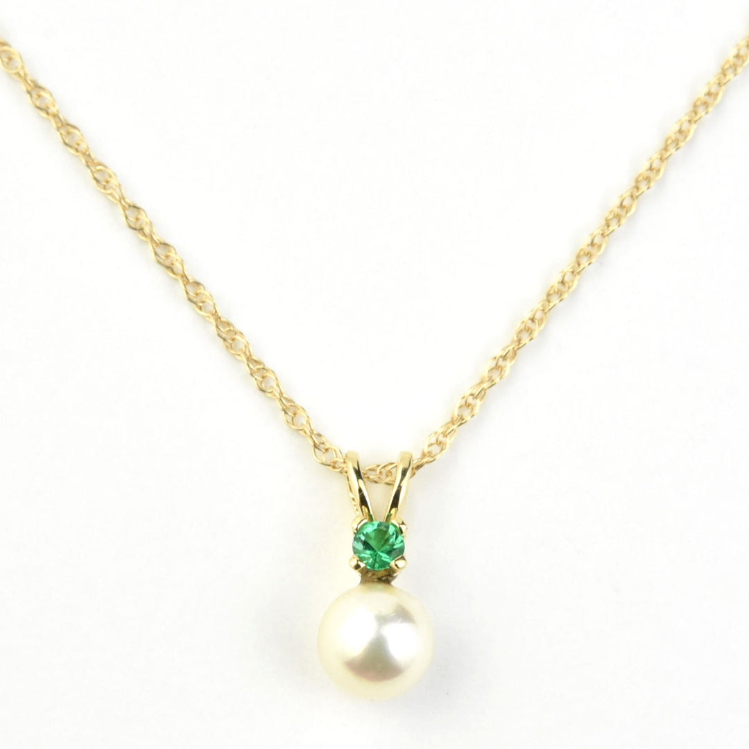 Fine Pearl and Emerald Pendant Necklace in Yellow Gold