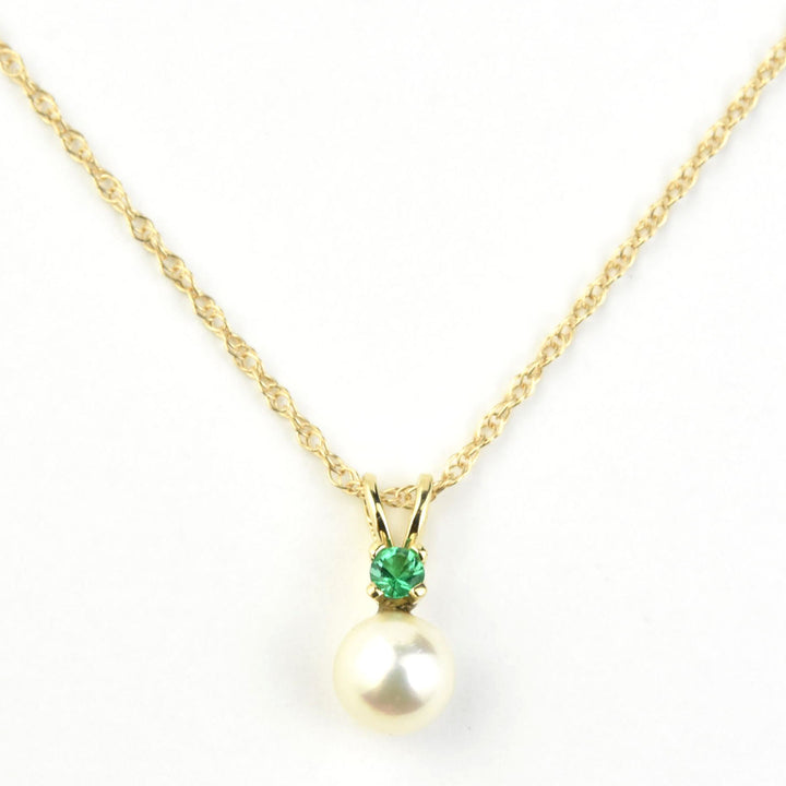 Fine Pearl and Emerald Pendant Necklace in Yellow Gold