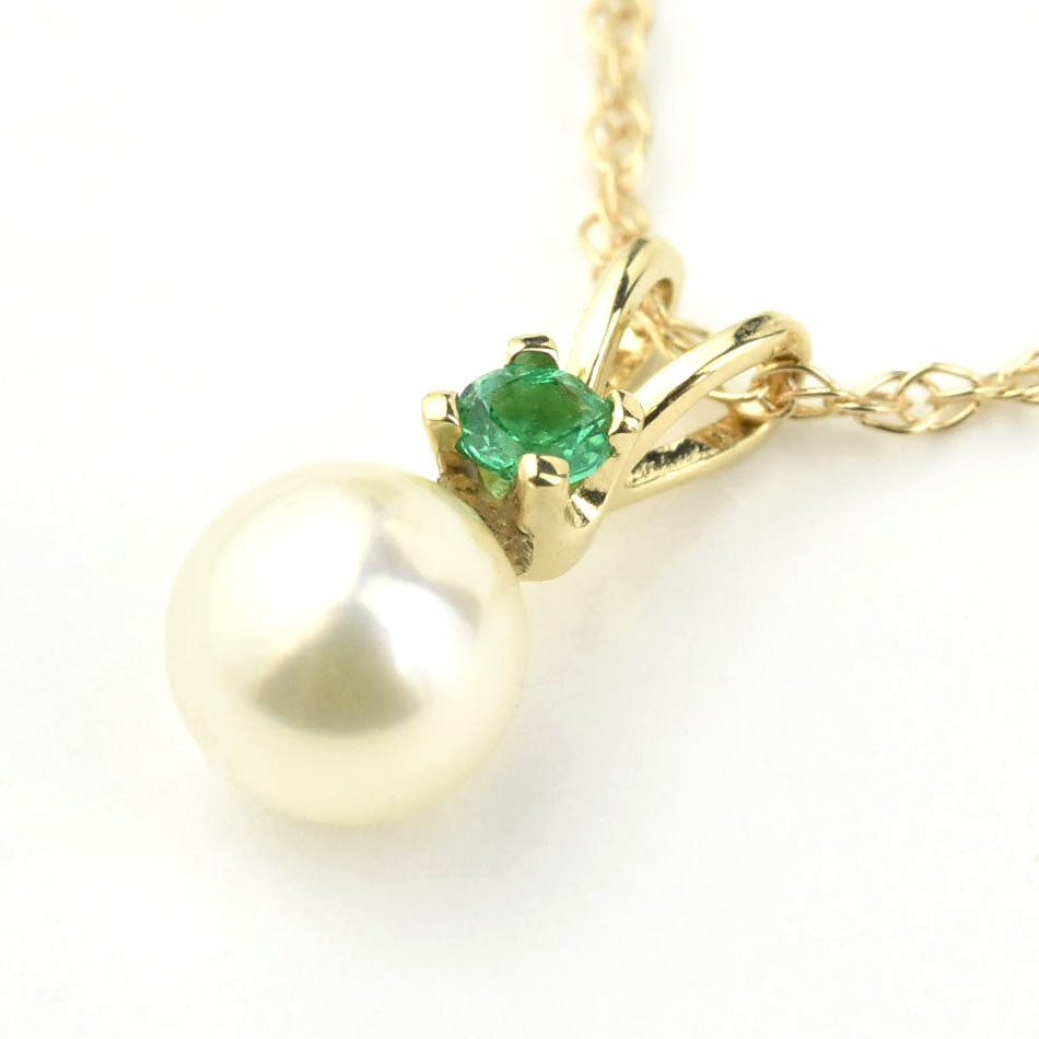 Fine Pearl and Emerald Pendant Necklace in Yellow Gold