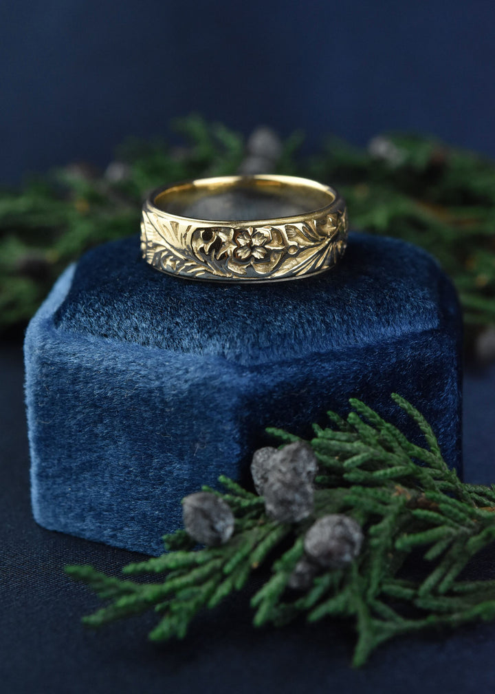 Victorian Floral Gents Band in Gold