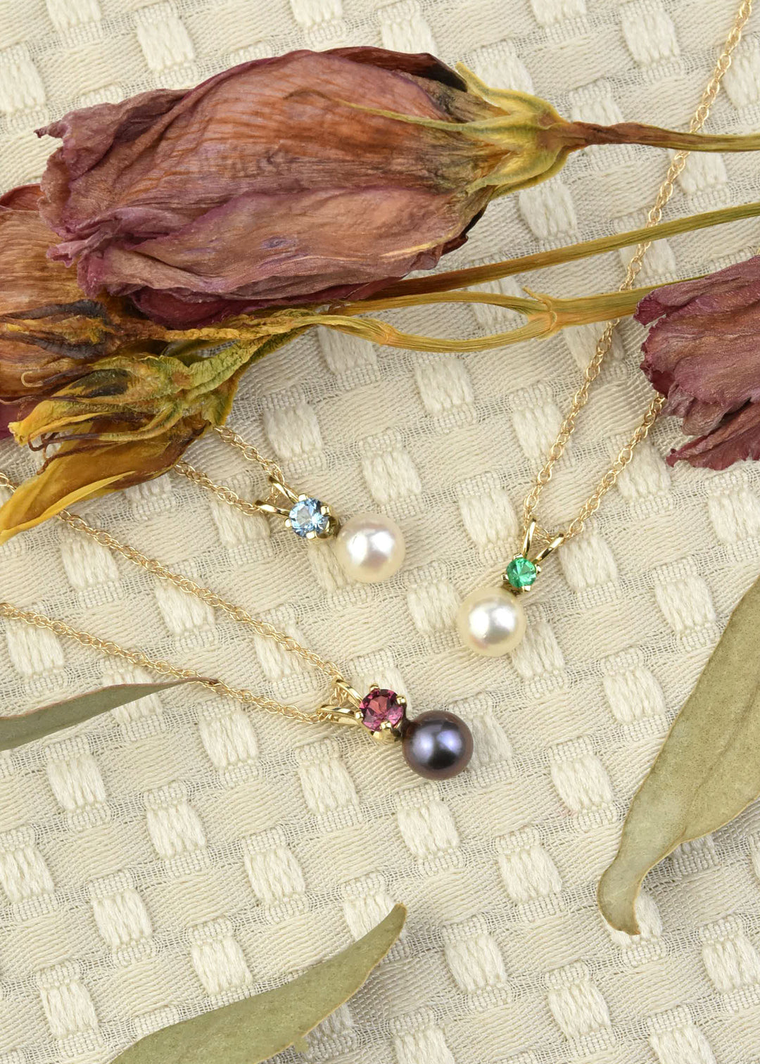 Fine Pearl and Aquamarine Pendant Necklace in Yellow Gold