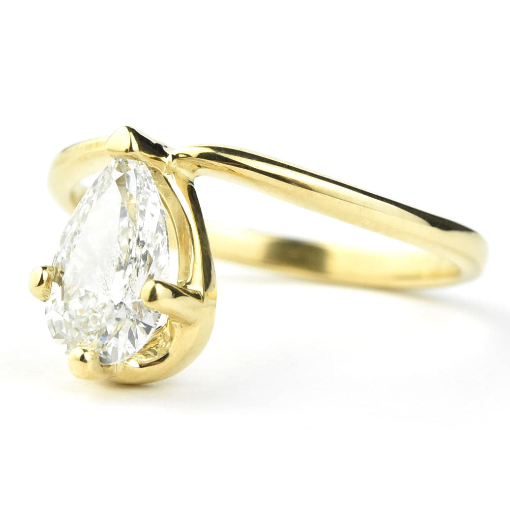 Delicate Pear-Cut Diamond Engagement Ring in 18k Gold