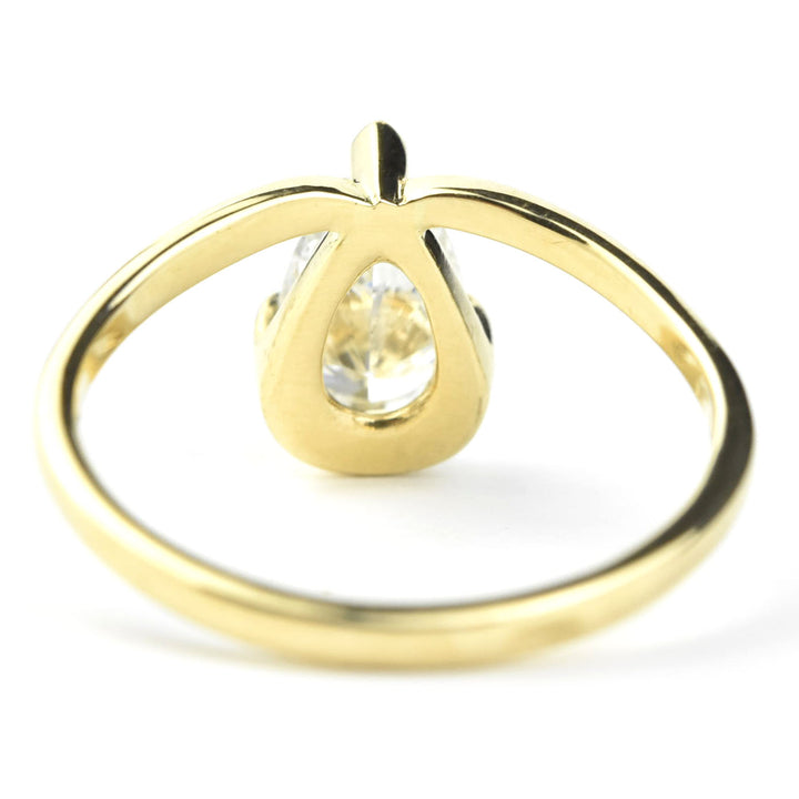 Delicate Pear-Cut Diamond Engagement Ring in 18k Gold