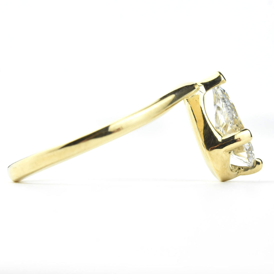Delicate Pear-Cut Diamond Engagement Ring in 18k Gold