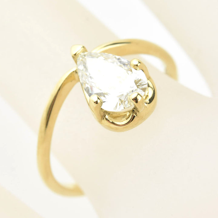 Delicate Pear-Cut Diamond Engagement Ring in 18k Gold
