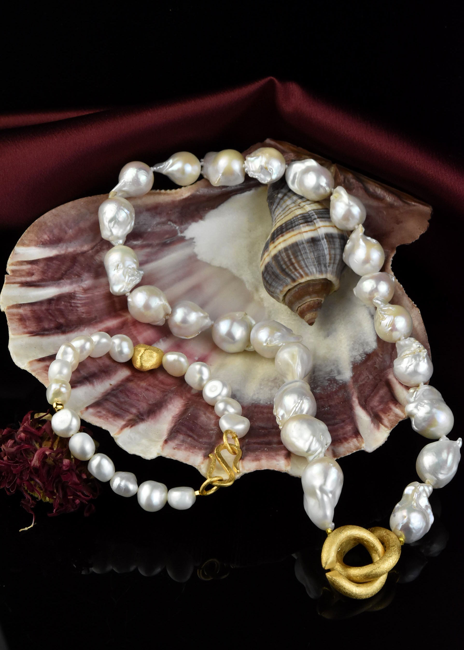 Pearl Bracelet with Matte Bead - Goldmakers Fine Jewelry