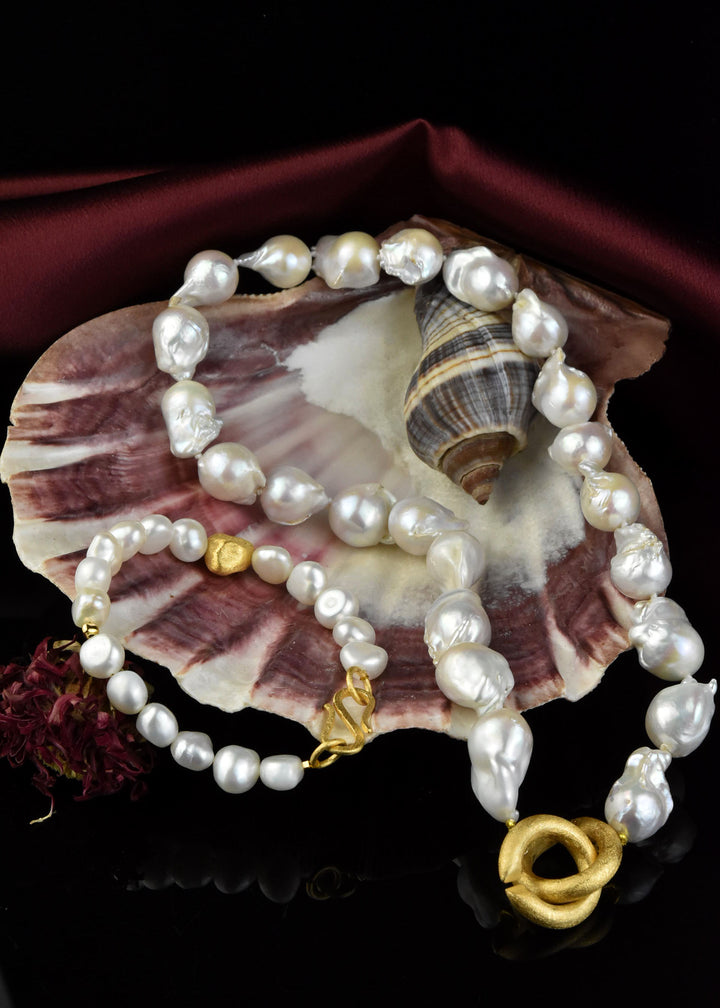 Pearl Bracelet with Matte Bead - Goldmakers Fine Jewelry