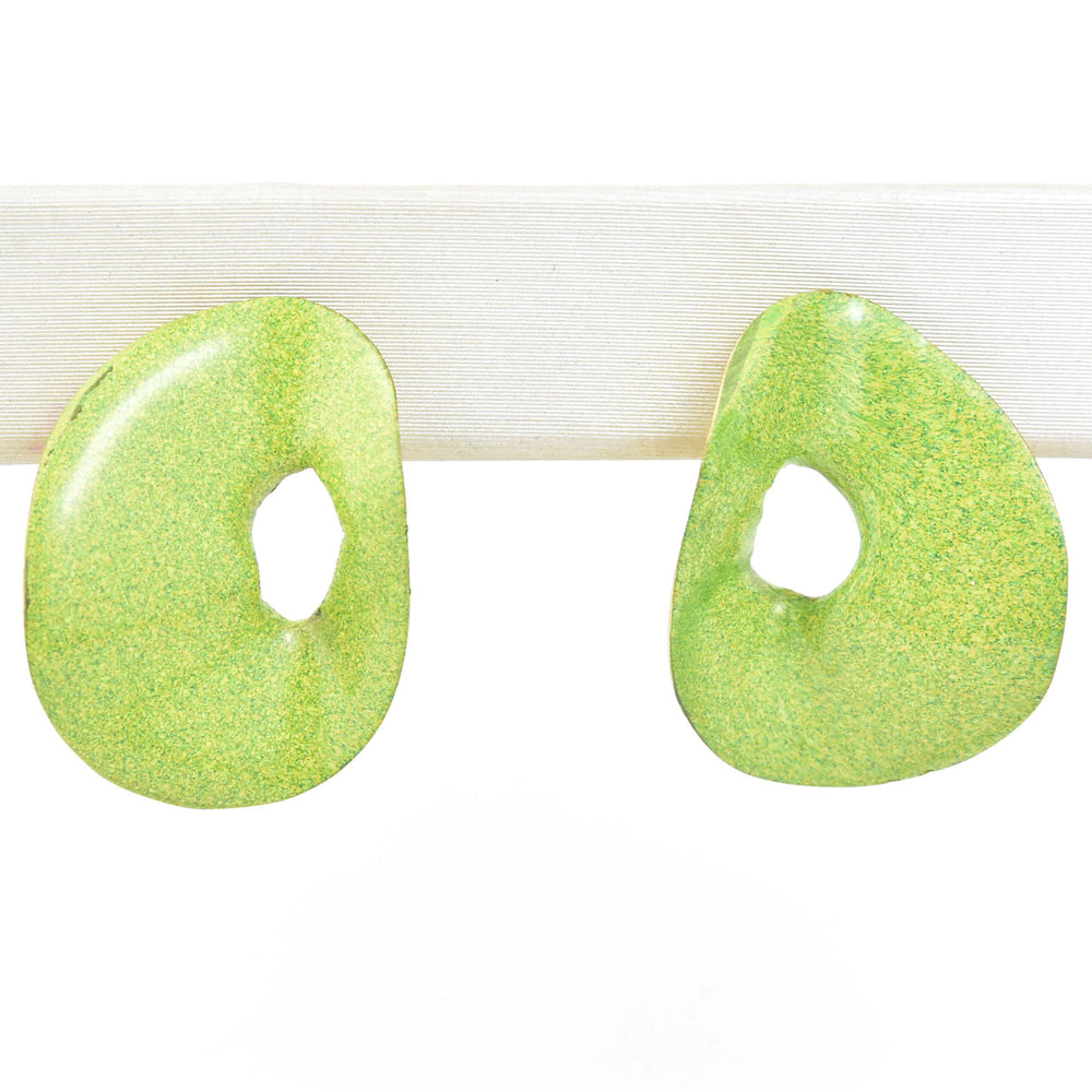 Bended XS Earrings in Avocado - Goldmakers Fine Jewelry