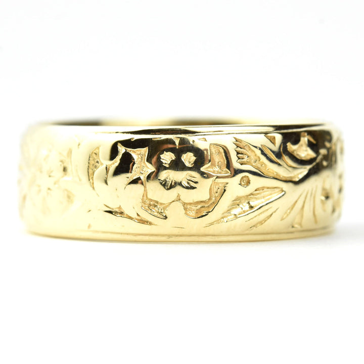 Polished Victorian Floral Gents Band in Gold