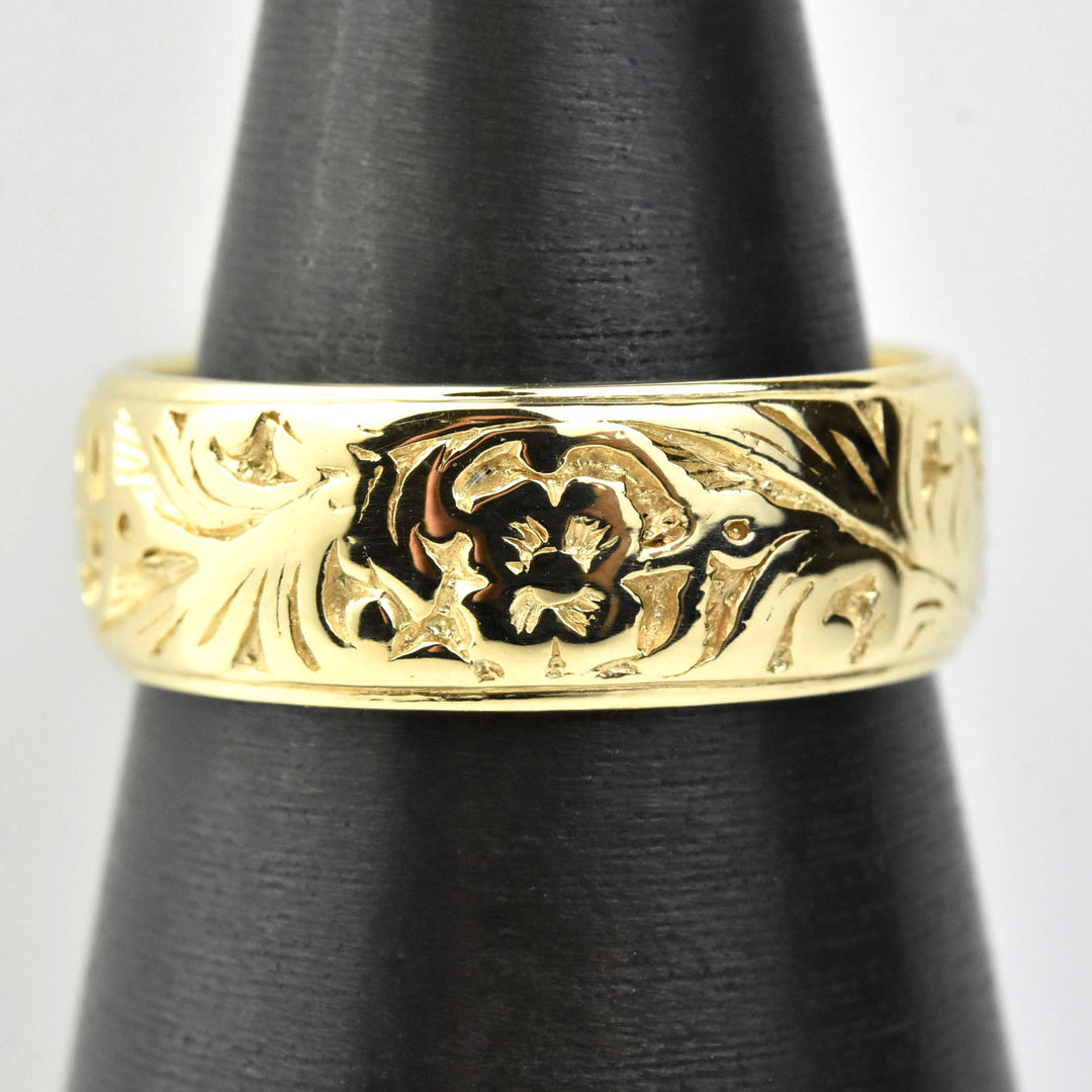 Polished Victorian Floral Gents Band in Gold