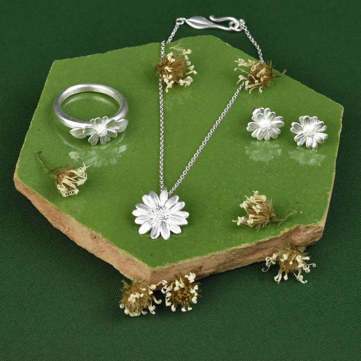 Daisy Post Earrings - Goldmakers Fine Jewelry