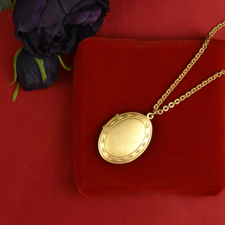 Golden Fleur-de-lis Locket - Goldmakers Fine Jewelry