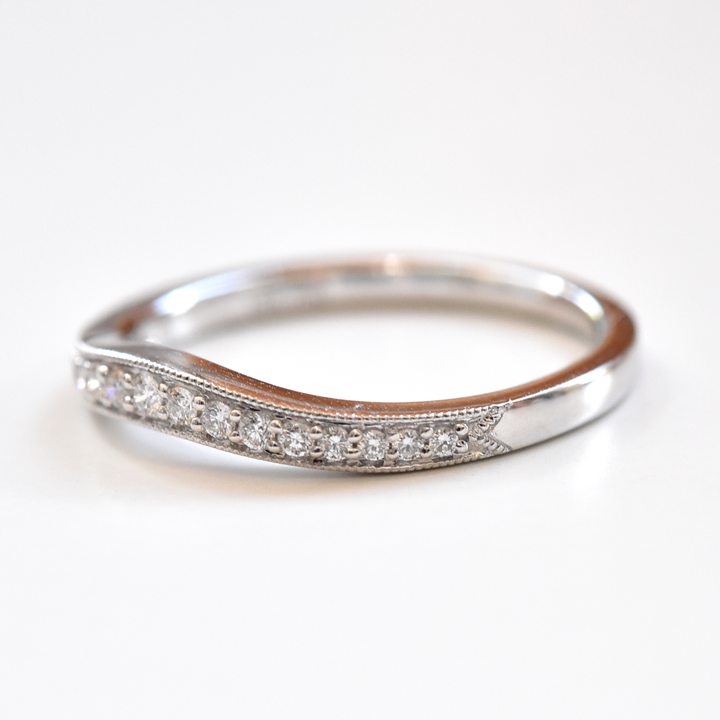 Classic Curved Diamond Milgrain Band in Gold