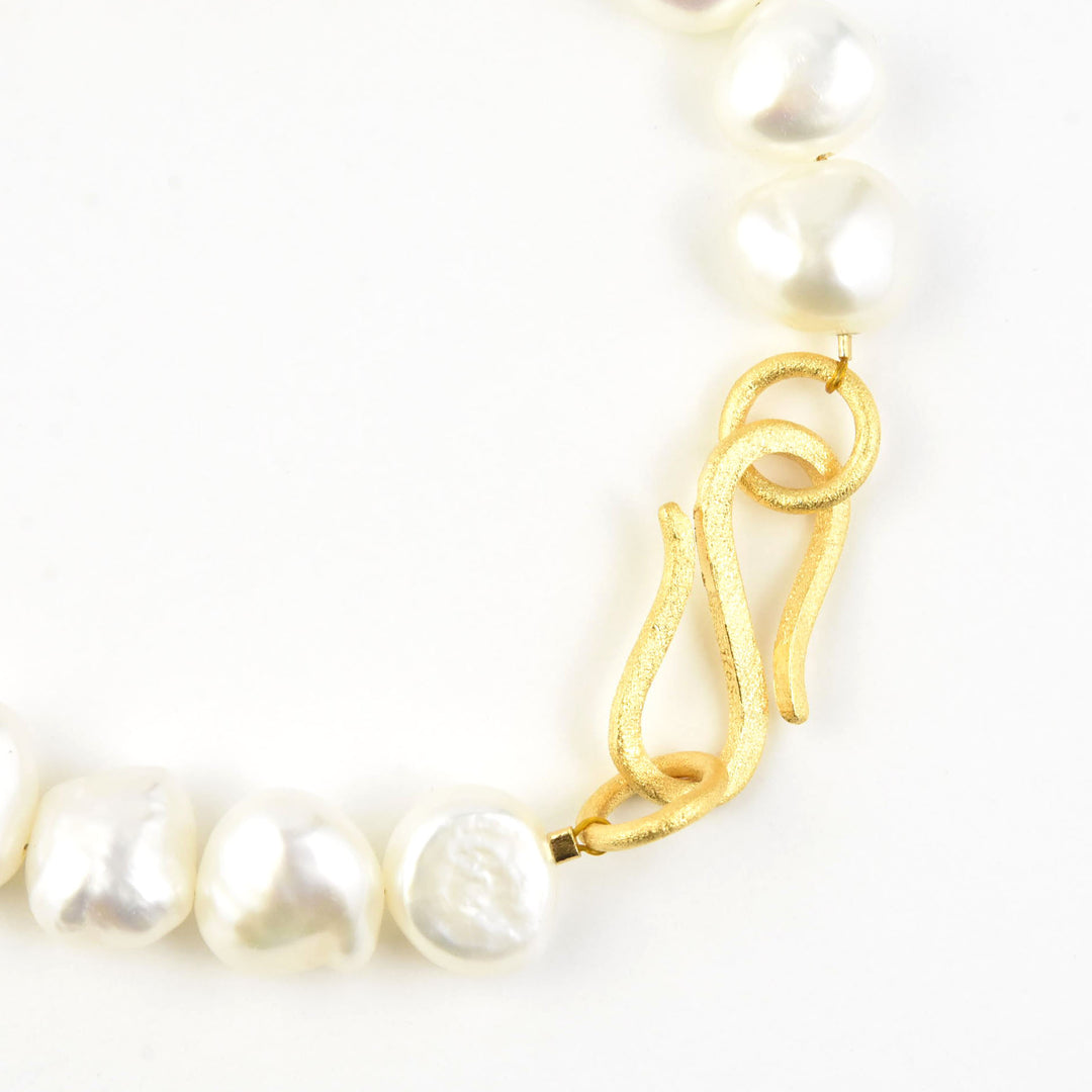 Pearl Bracelet with Matte Bead - Goldmakers Fine Jewelry