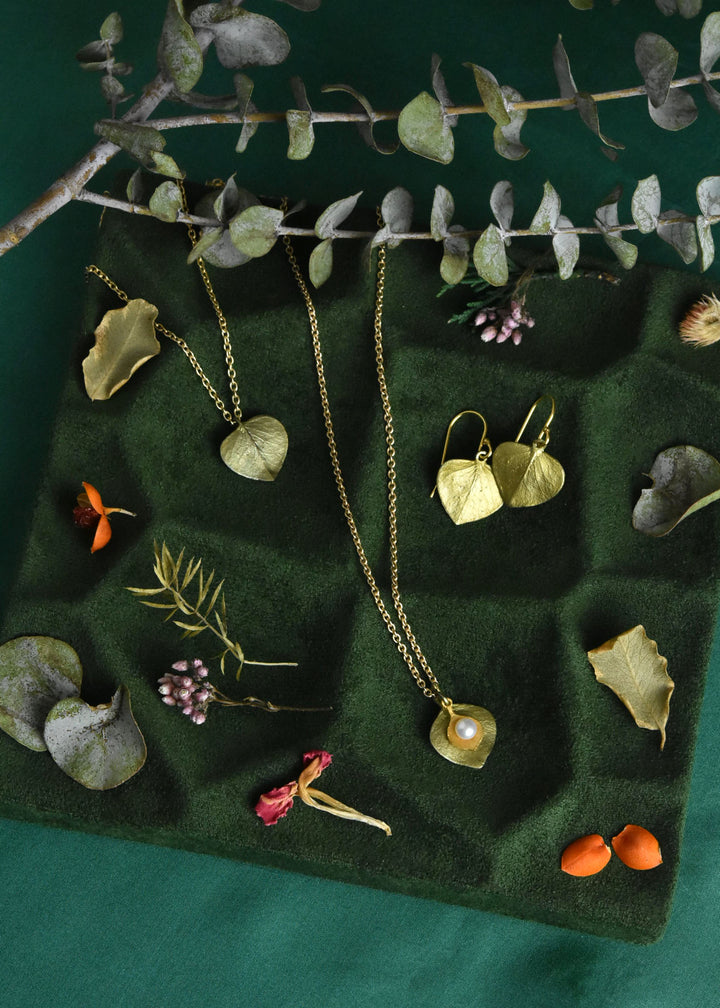 Round Leaf Eucalyptus Necklace w/ Pearl - Goldmakers Fine Jewelry