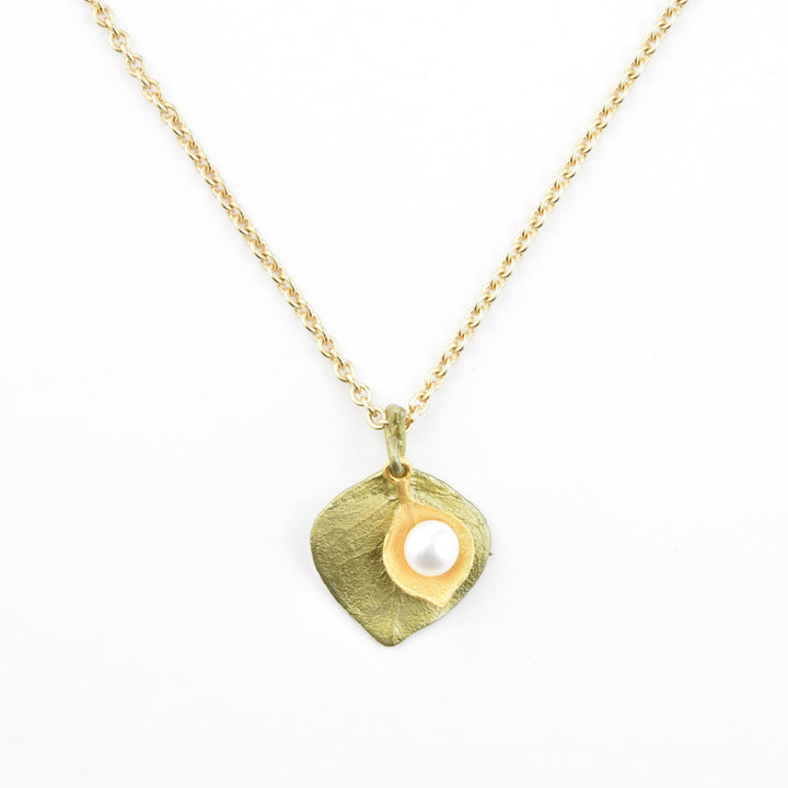 Round Leaf Eucalyptus Necklace w/ Pearl - Goldmakers Fine Jewelry