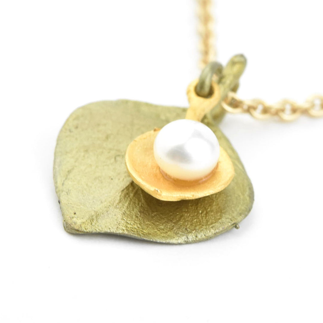 Round Leaf Eucalyptus Necklace w/ Pearl - Goldmakers Fine Jewelry