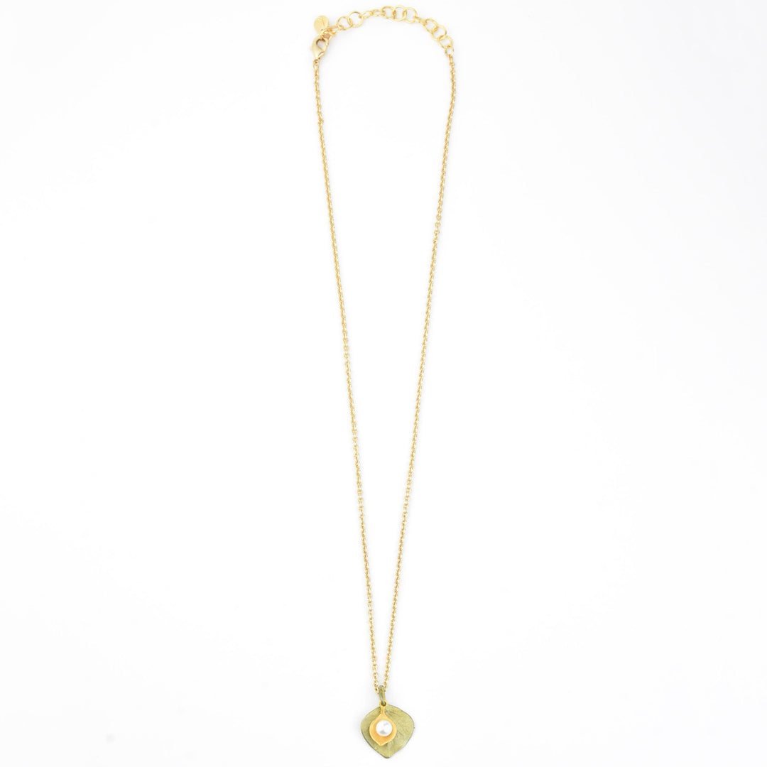 Round Leaf Eucalyptus Necklace w/ Pearl - Goldmakers Fine Jewelry