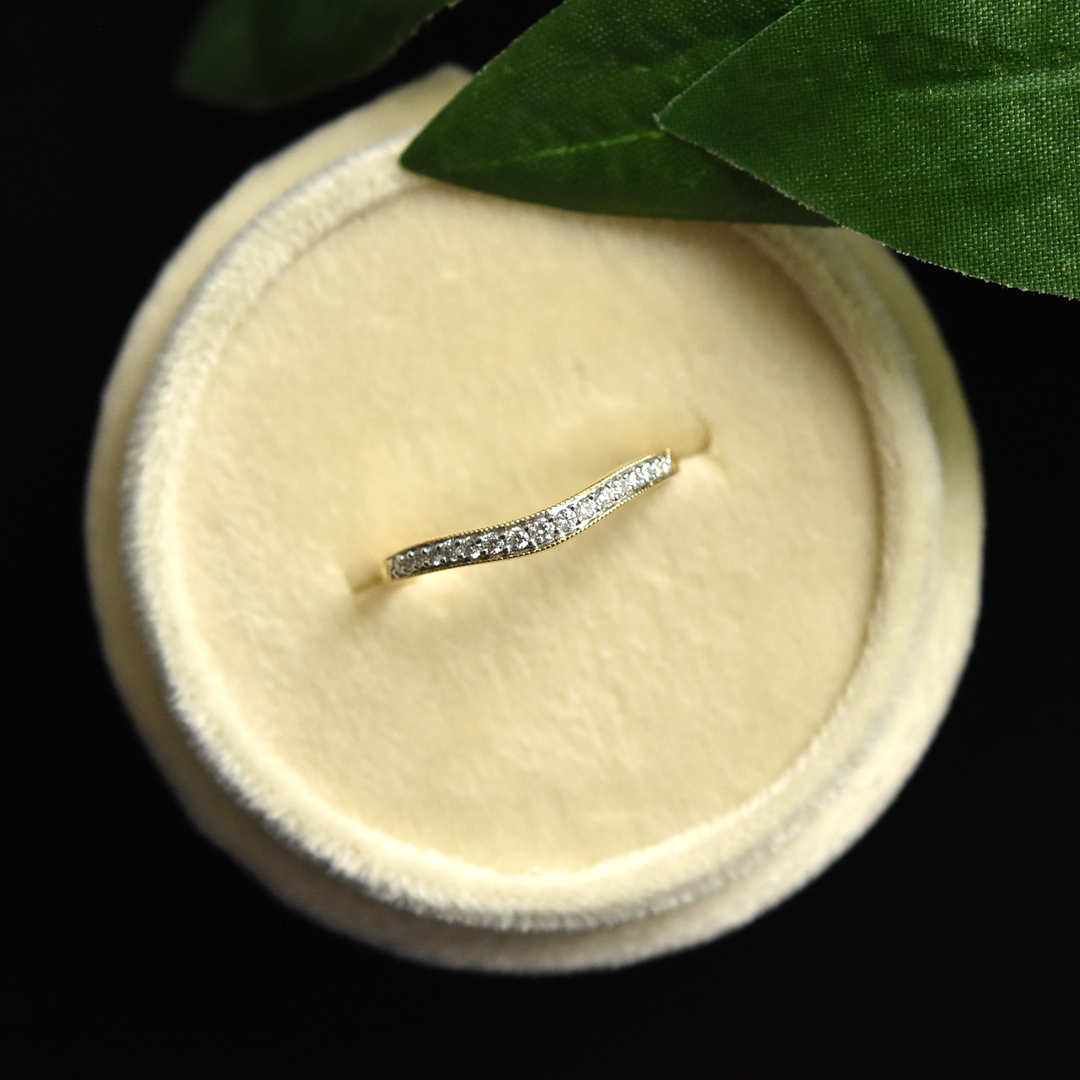 Classic Curved Diamond Milgrain Band in Gold