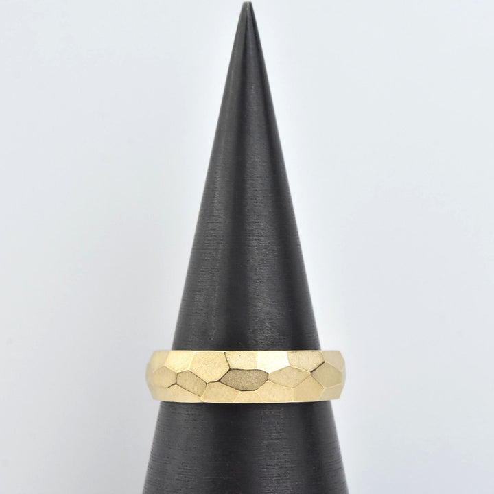 Faceted Band in Yellow Gold 5mm - Goldmakers Fine Jewelry
