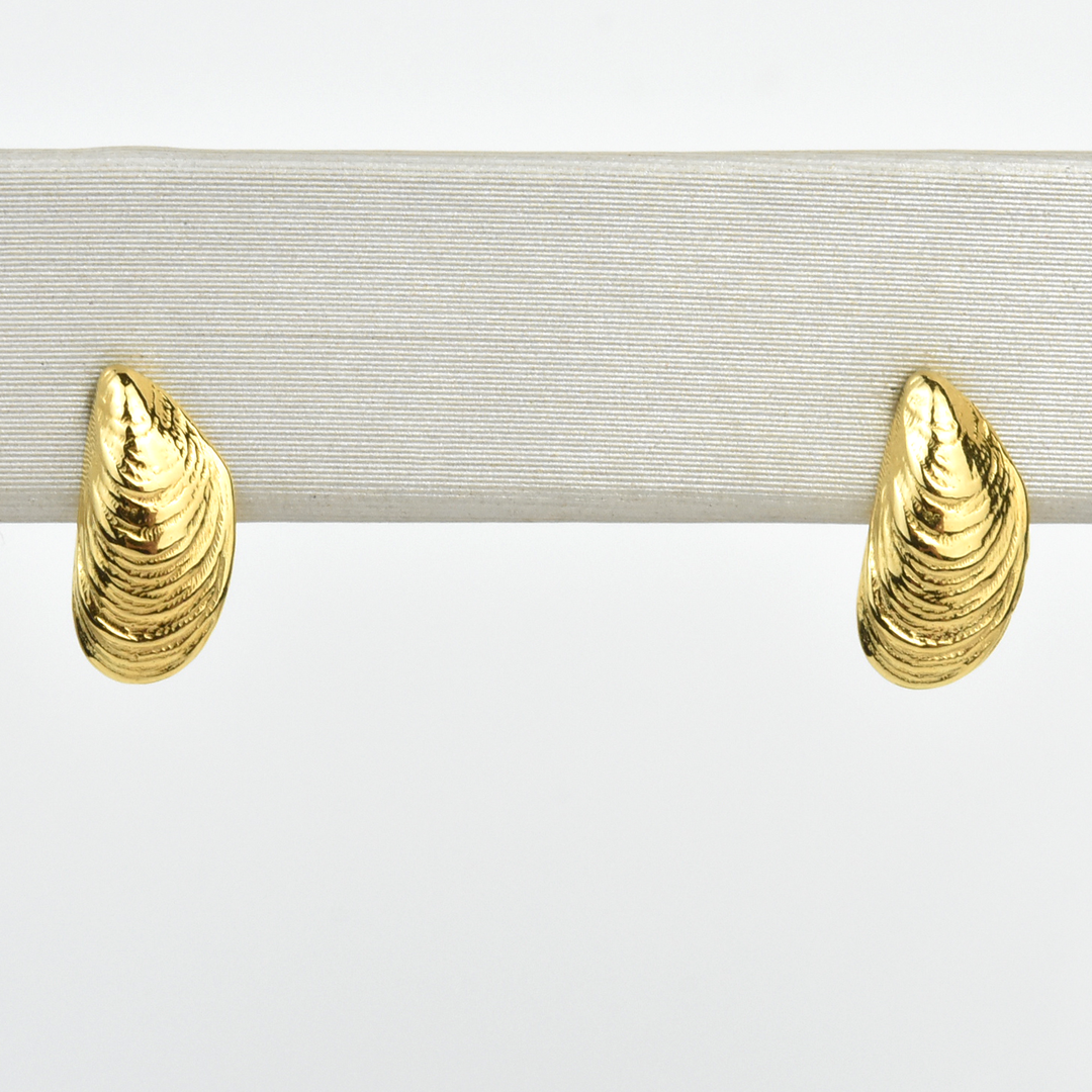 Micro Serenity Shell Studs - Goldmakers Fine Jewelry