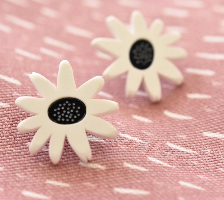 Daisy Post Earrings Black and White - Goldmakers Fine Jewelry