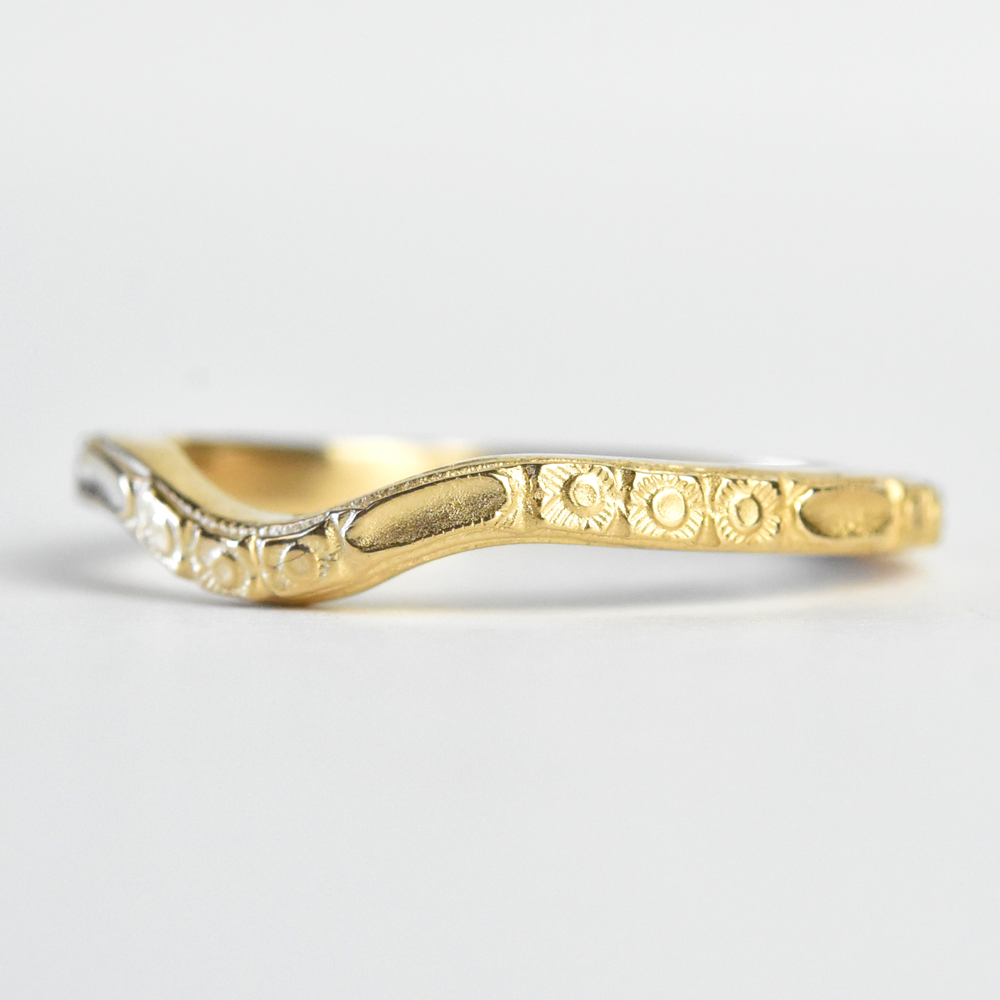 Floral Vintage Style Curved Band in Gold - Goldmakers Fine Jewelry