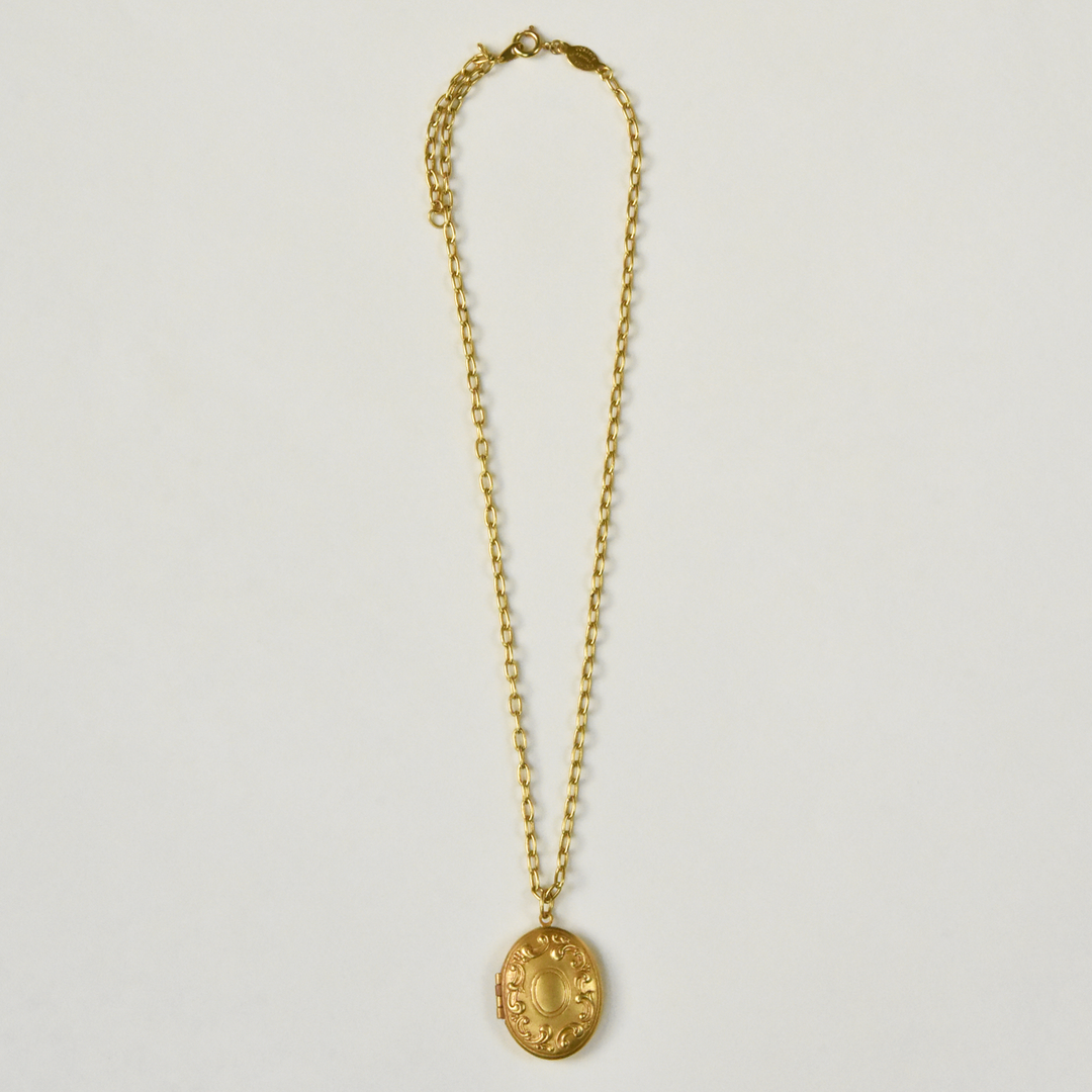 Medium Golden Oval Locket Necklace - Goldmakers Fine Jewelry
