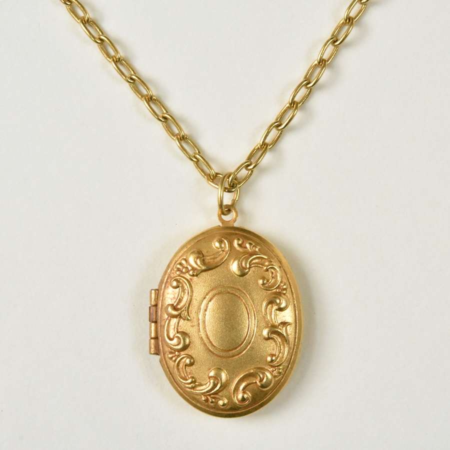 Medium Golden Oval Locket Necklace - Goldmakers Fine Jewelry