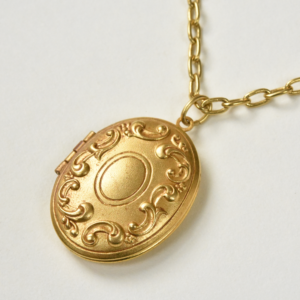 Medium Golden Oval Locket Necklace - Goldmakers Fine Jewelry