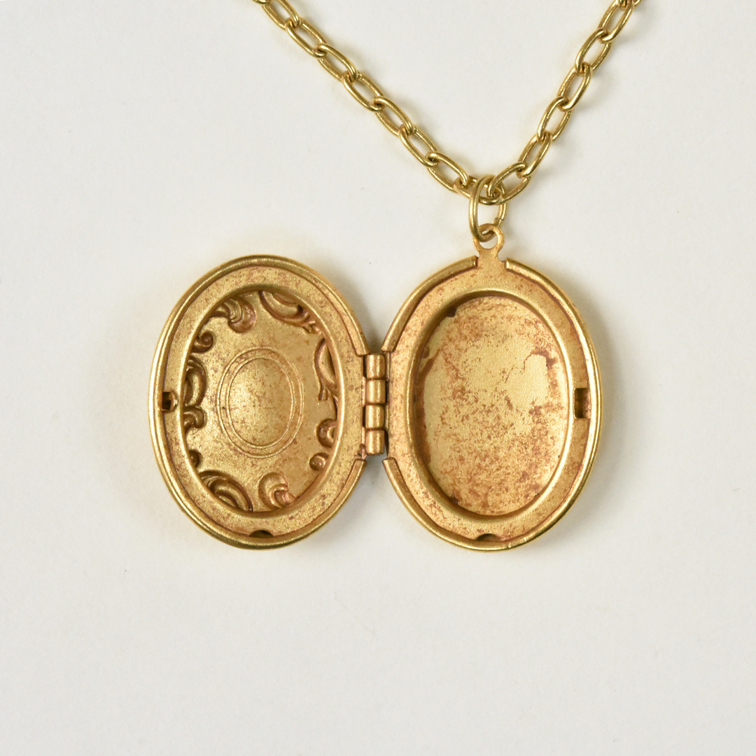 Medium Golden Oval Locket Necklace - Goldmakers Fine Jewelry